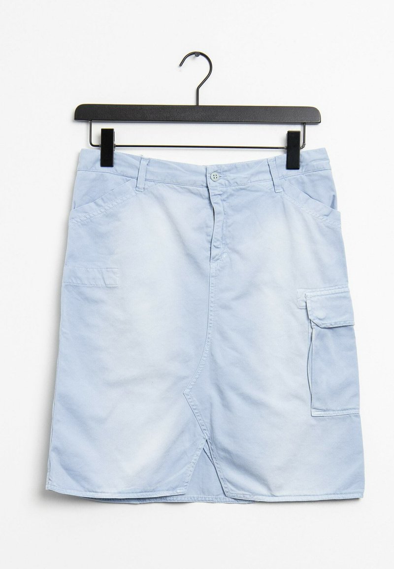 Světle modrá cargo sukně s předním zapínáním na knoflíky, dvěma bočními kapsami a kapsou na klopě na straně. Vyrobena z měkké, hladké látky.
