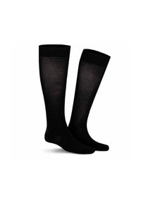 Schwarze knielange Socken aus glattem Material, in einer einfarbigen Ausführung mit einem gerippten Bund oben und einem nahtlosen Design.