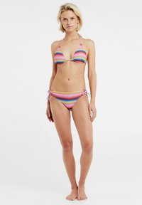 Farebná bikiny súprava obsahujúca trojuholníkový vrch a spodný diel s viazaním na bokoch, s cik-cak vzorom v ružovej, modrej a žltej farbe. Materiál: polyester.