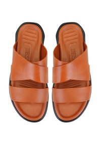 Bruine leren instapsandalen met kruisbanden, gevoerde binnenzool en zwarte rubberen loopzool. Glad textuur met een minimalistisch ontwerp.