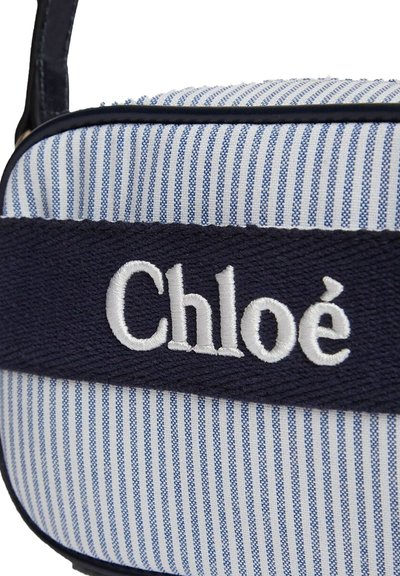 Borsa in tessuto a righe blu e bianche con una tracolla blu navy che presenta il logo ricamato "Chloé". Il design è rettangolare con una finitura elegante.