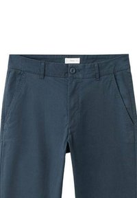 Pantalon en coton bleu marine à coupe droite, avec fermeture par bouton, passants pour ceinture et deux poches latérales. Texture lisse.