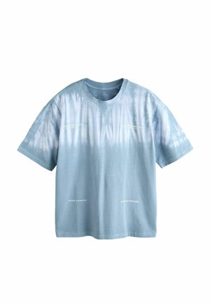 Lichtblauw tie-dye T-shirt met korte mouwen, witte tekstdetails aan de voorkant, ronde halslijn en een ontspannen pasvorm.