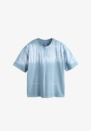 Világoskék rövid ujjú batikolt póló fehér szöveges részletekkel elöl, kerek nyakkivágással és laza szabással.