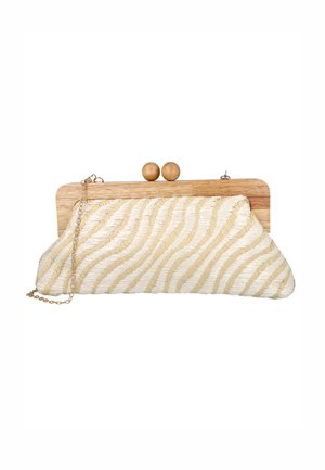 Bolso de mano con marco de madera, tela tejida en chevron dorado y crema, cierre redondo de madera y correa fina de cadena dorada.