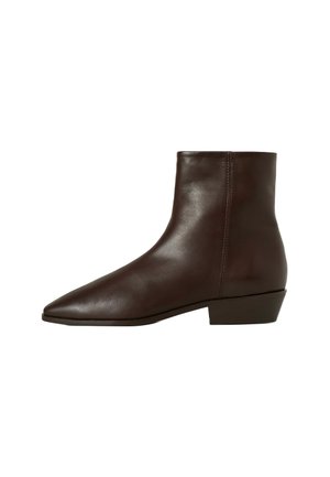 Botas de tobillo de cuero marrón con puntera puntiaguda y tacón bajo en bloque. Textura suave y diseño minimalista con un detalle de costura lateral.