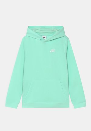 Sudadera Nike color verde menta con bolsillo tipo canguro en la parte delantera, mangas largas, capucha con cordón y un logo blanco en el pecho. Textura de material suave.