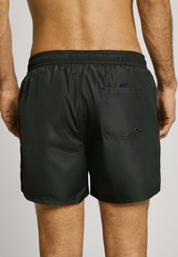 Sorte badeshorts med elastisk talje, med en baglomme og glat, letvægtsstof med en let glans.