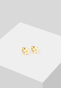 Orecchini a bottone in oro con petali bianchi e un centro giallo, caratterizzati da una finitura lucida e un design a petalo rotondo.