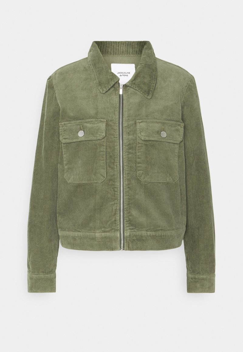 Giacca di velluto a coste verde oliva con zip frontale, due tasche sul petto con patte a bottone e colletto. Tessuto a coste e polsini aderenti.