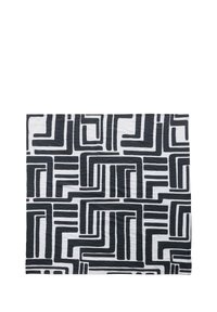 Textil s černobílým vzorem, který obsahuje abstraktní geometrické tvary s nepravidelnými liniemi a texturami, převážně v obdélníkovém formátu.