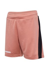 Shorts de couleur pêche avec des panneaux latéraux noirs, fabriqués en tissu texturé, dotés d'une taille élastique et d'un détail logo blanc le long de l'ourlet.