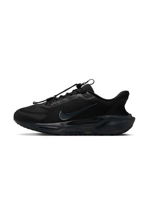 Czarne buty sportowe z teksturowaną siateczką u góry, gładkimi akcentami oraz charakterystycznym logo Nike. Posiadają amortyzowaną podeszwę i elastyczne sznurowadła.