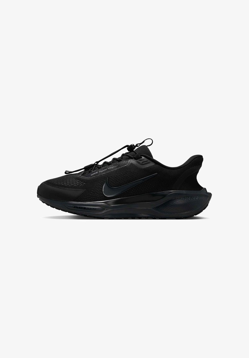 Zapatillas deportivas negras con una parte superior de malla texturizada, acentos suaves y un distintivo logo de Nike. Cuenta con una suela acolchada y cordones elásticos.
