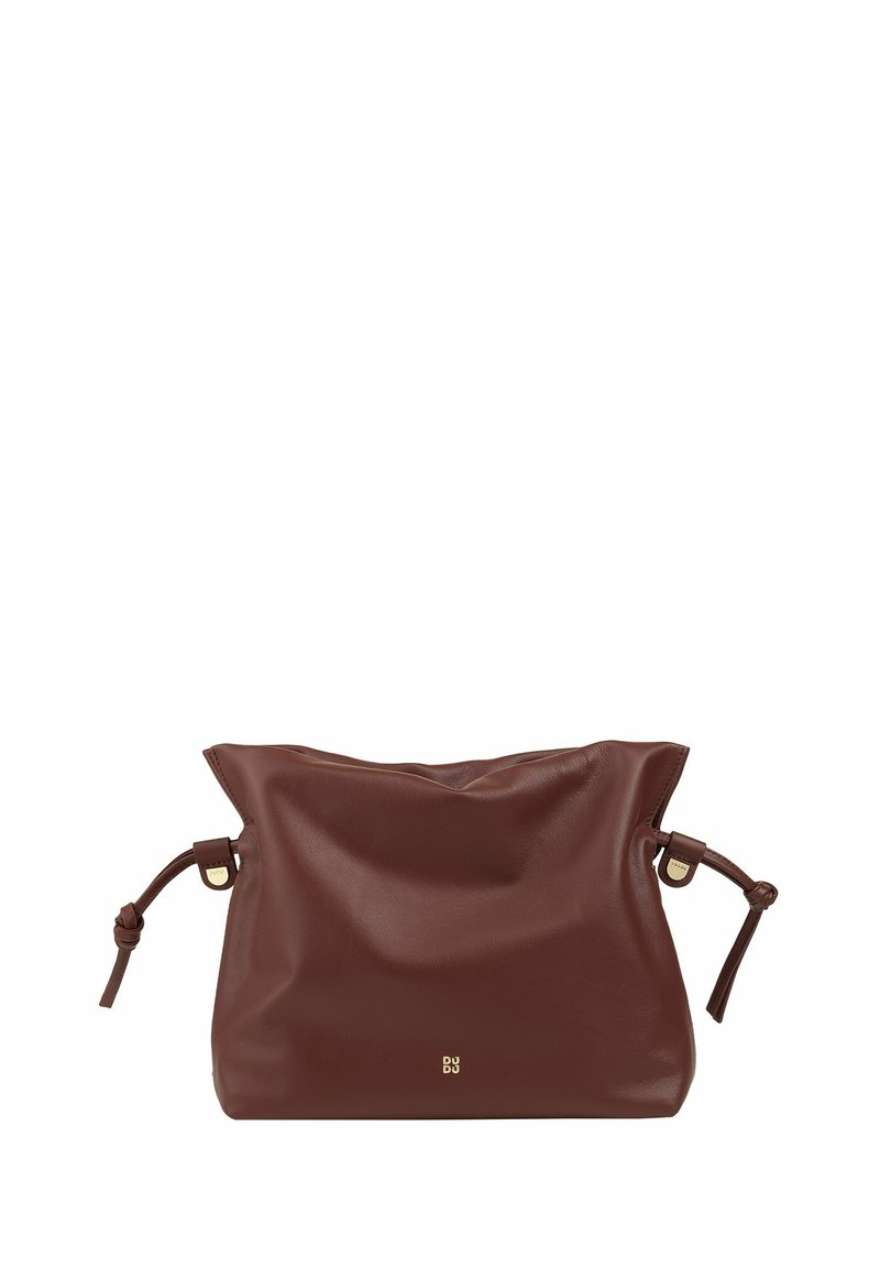 Bruine leren tas met een zacht, slungelig ontwerp. Voorzien van geknoopte zijstrikjes en een metalen accent. Logo in het goud op de voorkant geperst.