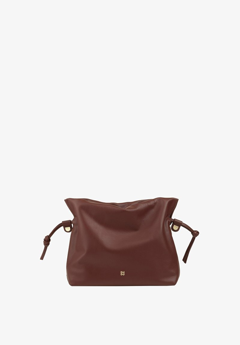 Bruine leren tas met een zacht, slungelig ontwerp. Voorzien van geknoopte zijstrikjes en een metalen accent. Logo in het goud op de voorkant geperst.