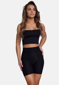 Fekete bordás crop top és magas derekú rövidnadrág szett. Sima textúra, testhez simuló dizájn, varrás nélküli megjelenés és minimalista stílus.