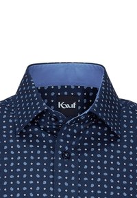 Camicia color blu navy con tessuto a fantasia caratterizzato da piccoli motivi paisley blu chiaro e punti bianchi. Design con colletto classico e chiusura a bottoni.