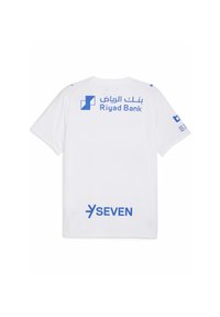 Fehér sportpóló kék logókkal: "Riyad Bank" és "SEVEN." Rövid ujjú, standard gallérral, könnyű anyagból készült, sima tapintású.