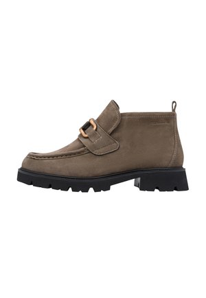 Brauner Wildleder-Stiefelette mit schwarzer robuster Sohle und dekorativem Schnallenriemen an der Seite, Zuglasche hinten.