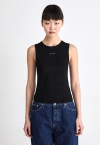 Zwarte mouwloze top van zachte stof, met een ronde halslijn en een klein "Calvin Klein"-logo in het midden van de voorkant.