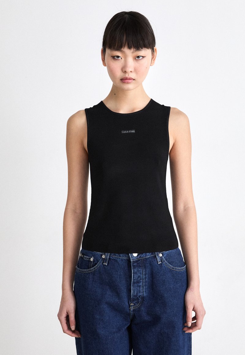 Zwarte mouwloze top van zachte stof, met een ronde halslijn en een klein "Calvin Klein"-logo in het midden van de voorkant.