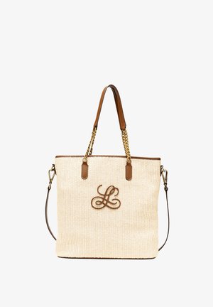 Iepirkumu soma, kas izgatavota no austa bēša materiāla ar brūna ādas akcentiem, piedāvā zelta ķēdes siksnas un izšūtu logo priekšpusē.