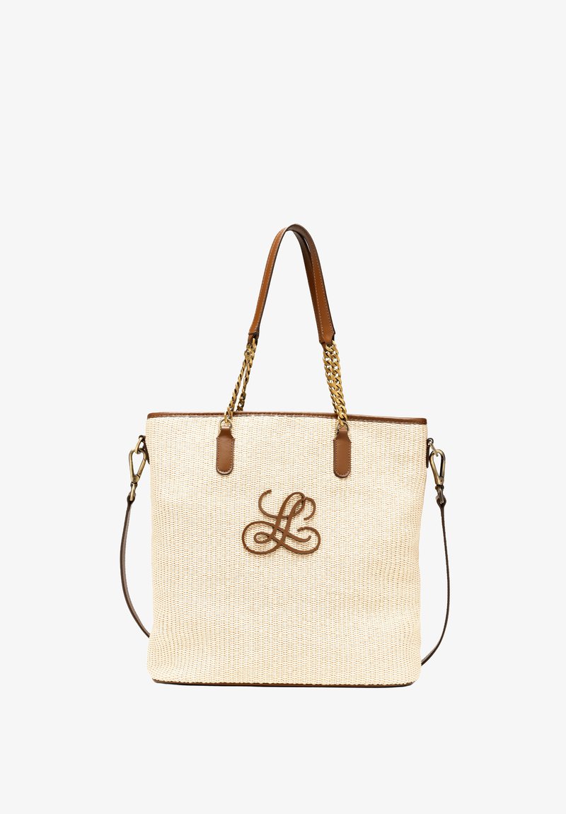 Táska, amely szőtt bézs anyagból készült, barna bőr részletekkel, arany lánc pántokkal és hímzett logóval az elején.