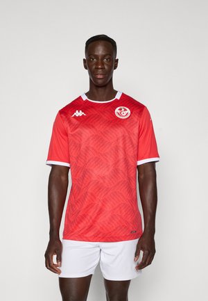 Červený futbalový dres s bielymi akcentmi a textúrovaným vzorom. Má okrúhly výstrih, krátke rukávy a logo na ľavej hrudi.