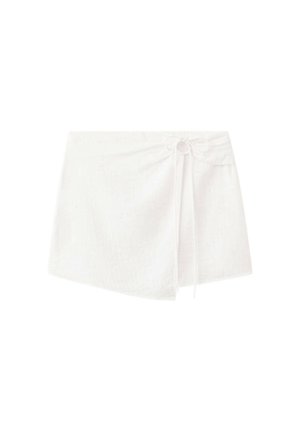 Jupe portefeuille blanche avec un nœud à l'avant, fabriquée en tissu léger, présentée sur un fond blanc uni.