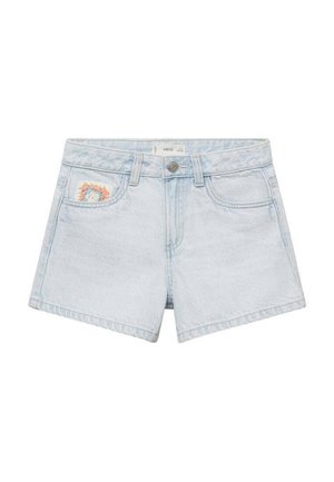 Shorts en denim bleu clair avec poches avant, passants pour ceinture, fermeture par bouton et un petit patch coloré dans la poche gauche.