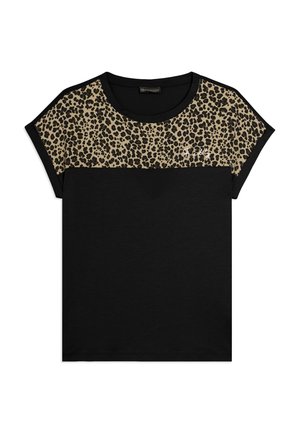 Camicia nera a maniche corte con un pannello con stampa leopardata sulle spalle e sulla parte superiore del petto, con un piccolo logo bianco scritto sul lato destro.