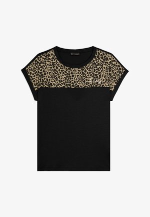 Camicia nera a maniche corte con un pannello con stampa leopardata sulle spalle e sulla parte superiore del petto, con un piccolo logo bianco scritto sul lato destro.