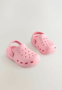 Roosad plastist klotskingad ventilatsiooniaukudega, tagumise rihmaga, siledapinnalise ja ümarate ninadega disainiga. Paindlik ja kerge konstruktsioon.