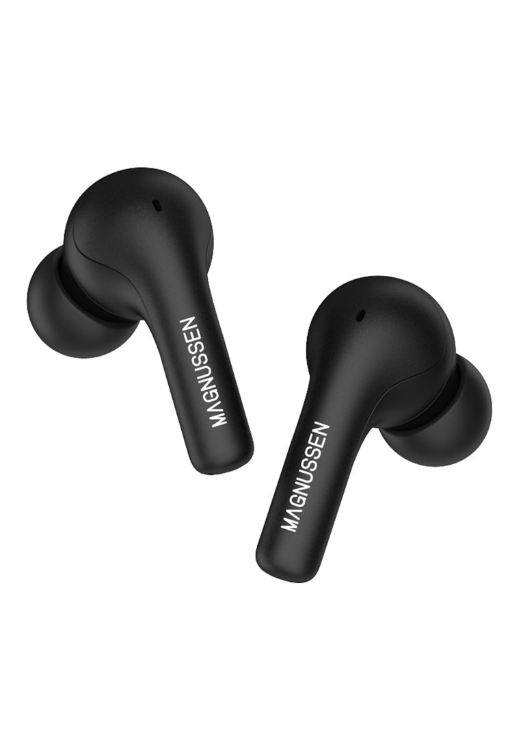 Schwarze kabellose Ohrhörer mit einer glatten Oberfläche, die eine leichte Krümmung aufweisen und ein sichtbares Mikrofonloch haben. "Magnussen" ist an der Seite aufgedruckt.