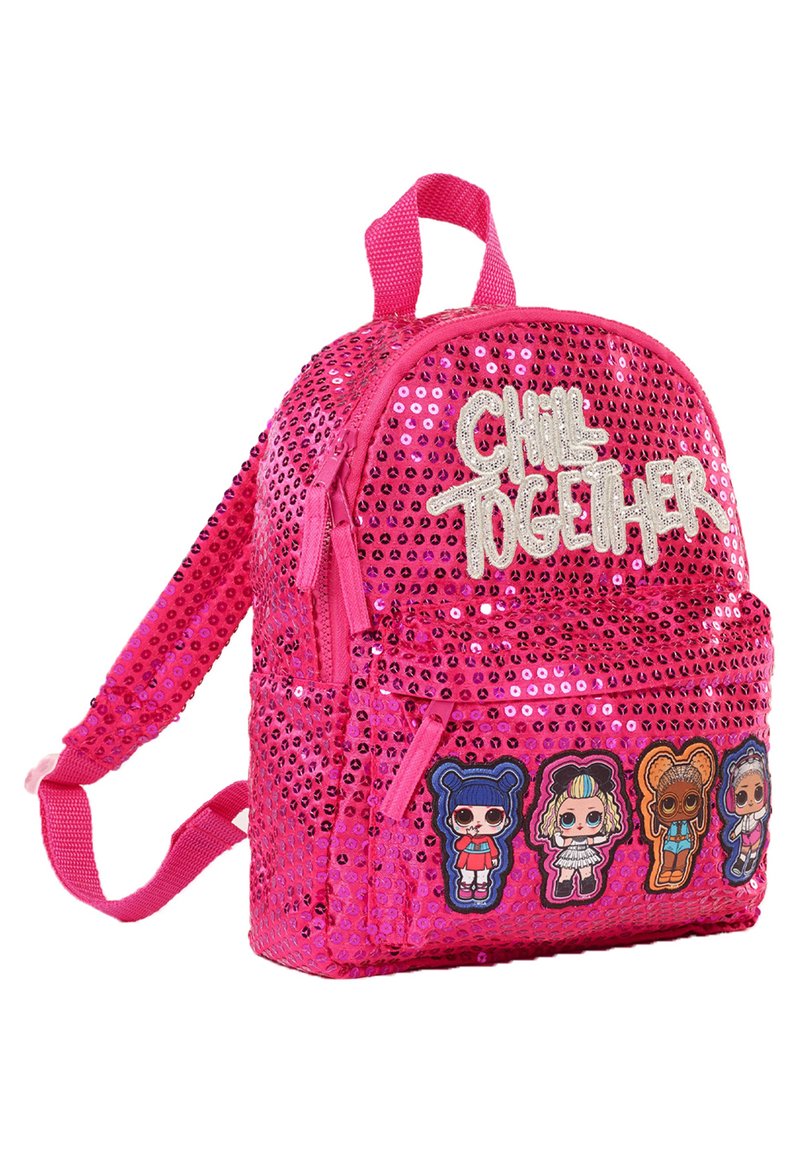 Mochila rosa con lentejuelas con el texto "CHILL TOGETHER", forma redonda, bolsillo frontal y cuatro parches de personajes en la parte delantera. Correas ajustables.