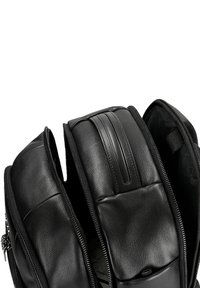 Czarna skórzana plecak z wieloma przegródkami, o gładkiej fakturze, z zamkami błyskawicznymi i eleganckim wzornictwem.