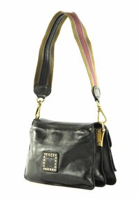 Borsa a tracolla in pelle nera con una finitura testurizzata, caratterizzata da un accento quadrato con borchie e una tracolla multicolore a strisce.