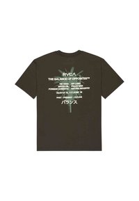 Dunkelolivgrünes Baumwoll-T-Shirt mit grafischem Druck eines Palmenmotivs und weißem sowie grünem Text auf der Rückseite. Kurze Ärmel.