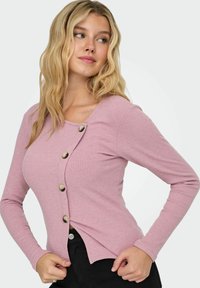 Jasnoróżowa, prążkowana bluzka z długim rękawem i kwadratowym dekoltem, z zaokrąglonym dołem i trzema dekoracyjnymi guzikami z przodu.