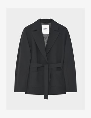 Sacou negru cu centură, guler cu revere și buzunare aplicate în față, afișat plat pe un fundal gri deschis.