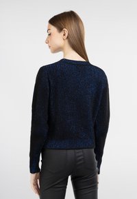 Czarny sweter z niebieską metaliczną nitką, prążkowana struktura, okrągły dekolt i długie rękawy, charakteryzujący się luźnym krojem i prostym dołem.