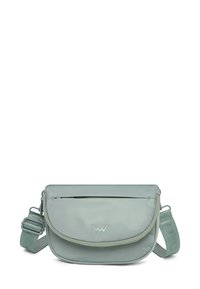 Světlonzelená kožená crossbody taška s klopou, přední zipová kapsa a texturovaný nastavitelný popruh. Obsahuje detail loga na přední straně.