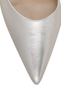 Raffinato décolleté argentato con punta affusolata e una finitura metallica liscia. L'interno è foderato in morbido beige per garantire comfort.