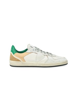 Sneaker bianca in pelle con dettagli verdi, sovrapposizioni testurizzate e profilo basso. Presenta perforazioni e dettagli in suede di colore chiaro.