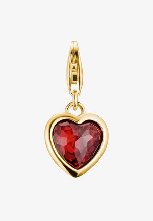 Goldener herzförmiger Anhänger mit einem großen, facettierten roten Stein in der Mitte; verfügt über einen sicheren Verschluss zum Anbringen.