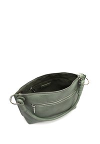 Grön läderhandväska med dragkedja, rund handtag och en framficka. Slät yta med silverfärgade detaljer.