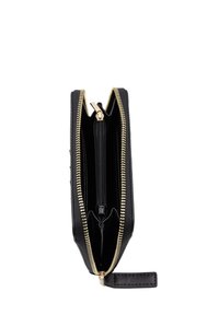 Portafoglio zip nero con hardware dorato, materiale esterno testurizzato, due scomparti e una tracolla staccabile. L'interno è dotato di una tasca con zip.
