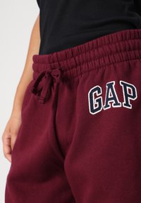 GAP Petite HERITAGE - Pantalones deportivos - ruby wine