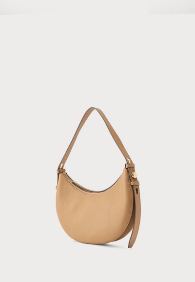 Τσάντα χειρός με σχήμα ημισελήνου από δέρμα ταμπά, με έναν λουρί ώμου και λεπτομέρεια με αγκράφα σε χρυσή απόχρωση, σε μονόχρωμο φόντο.